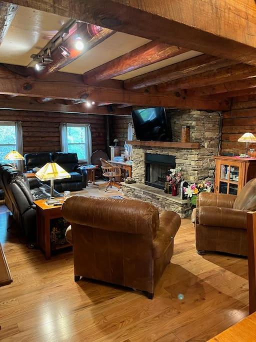 Acorn Resort A Unique Retreat Cabin, 13 Acres Land Bloomington Eksteriør bilde